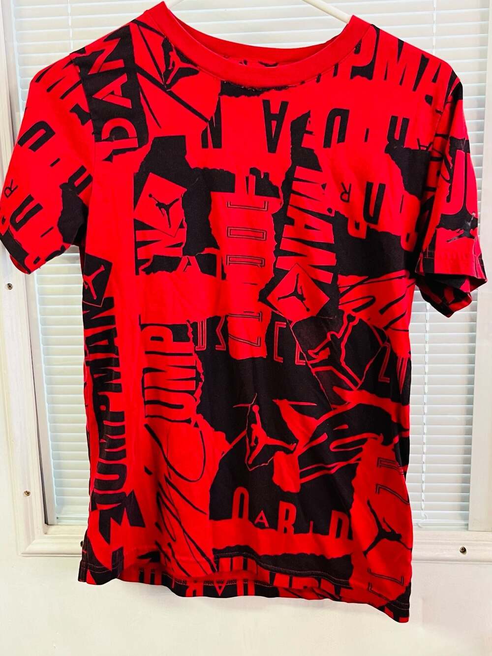 2 Jordan BOYS' BIG KIDS' JUMPMAN FLIGHT AOP TEES Red and Grey